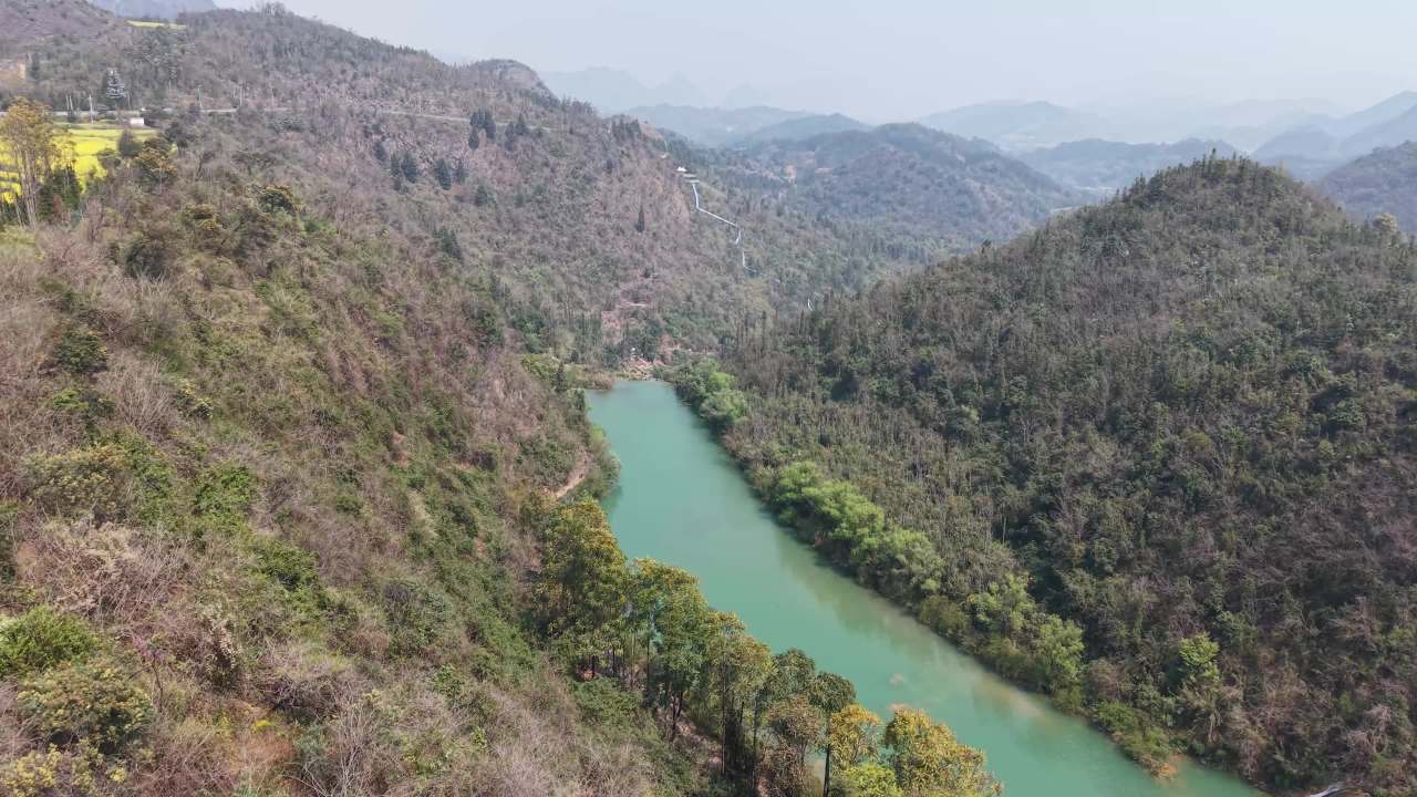 山间绿河