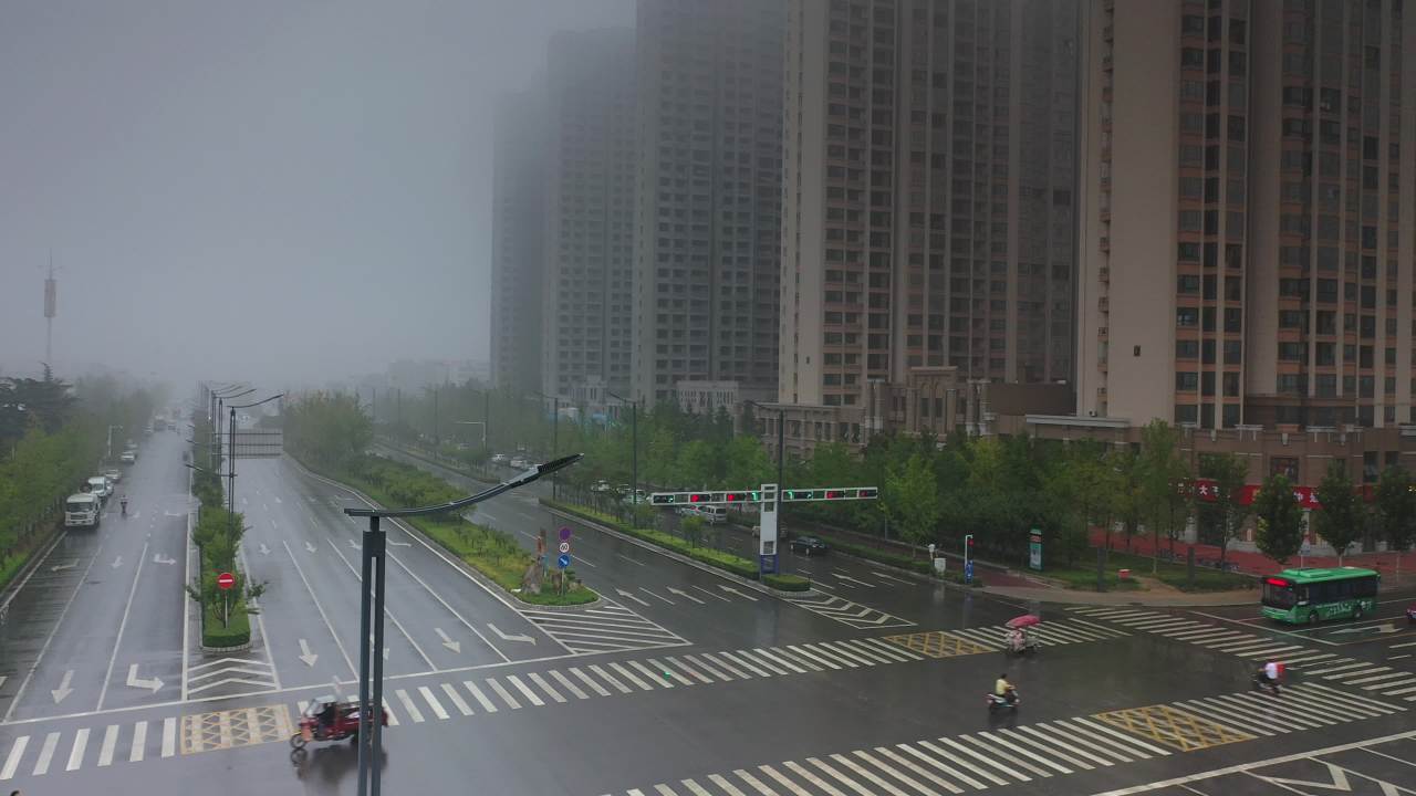 雾中城市的晨曦