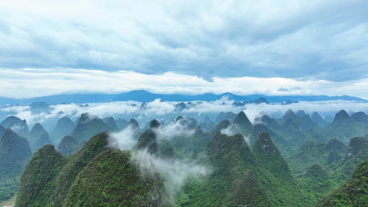 云海环绕的喀斯特山峰