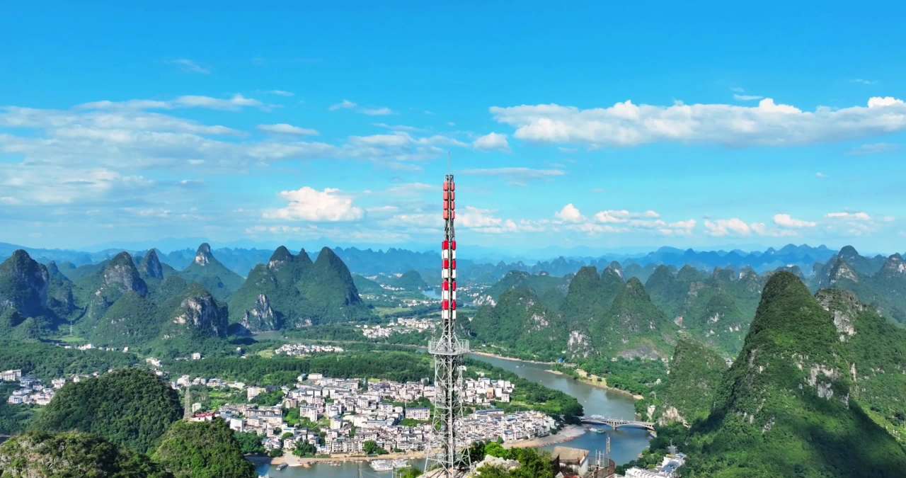 喀斯特山水与通信塔的和谐共存