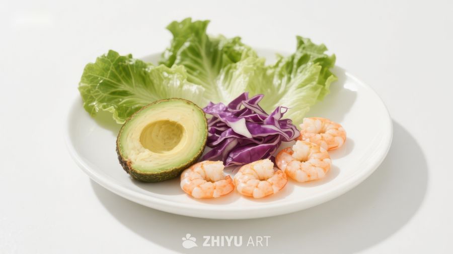 新鲜食材组合：虾仁、牛油果、紫甘蓝与生菜