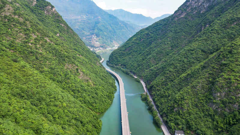 航拍中国最美水上公路湖北新山