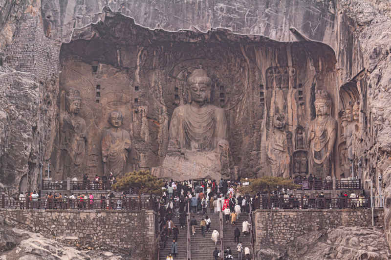 从洛阳龙门石窟西山远眺大佛