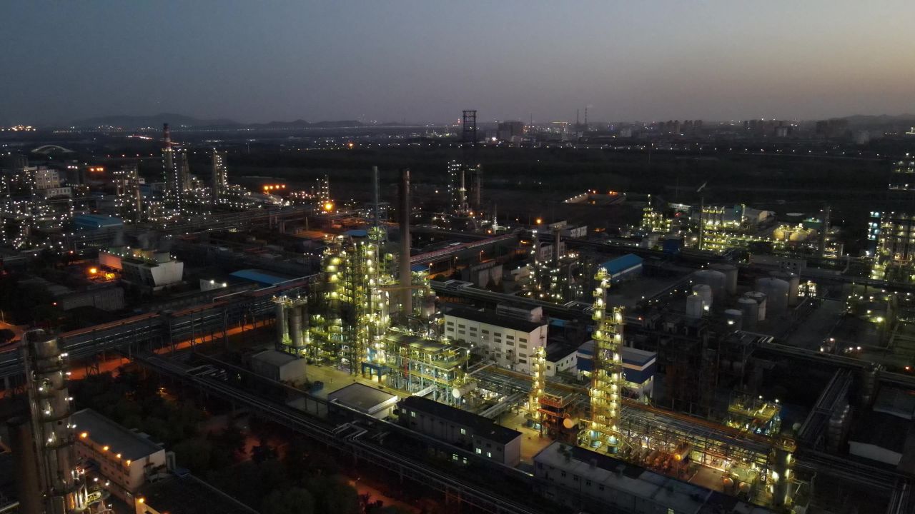 4K航拍南京江北新区化工厂夜景