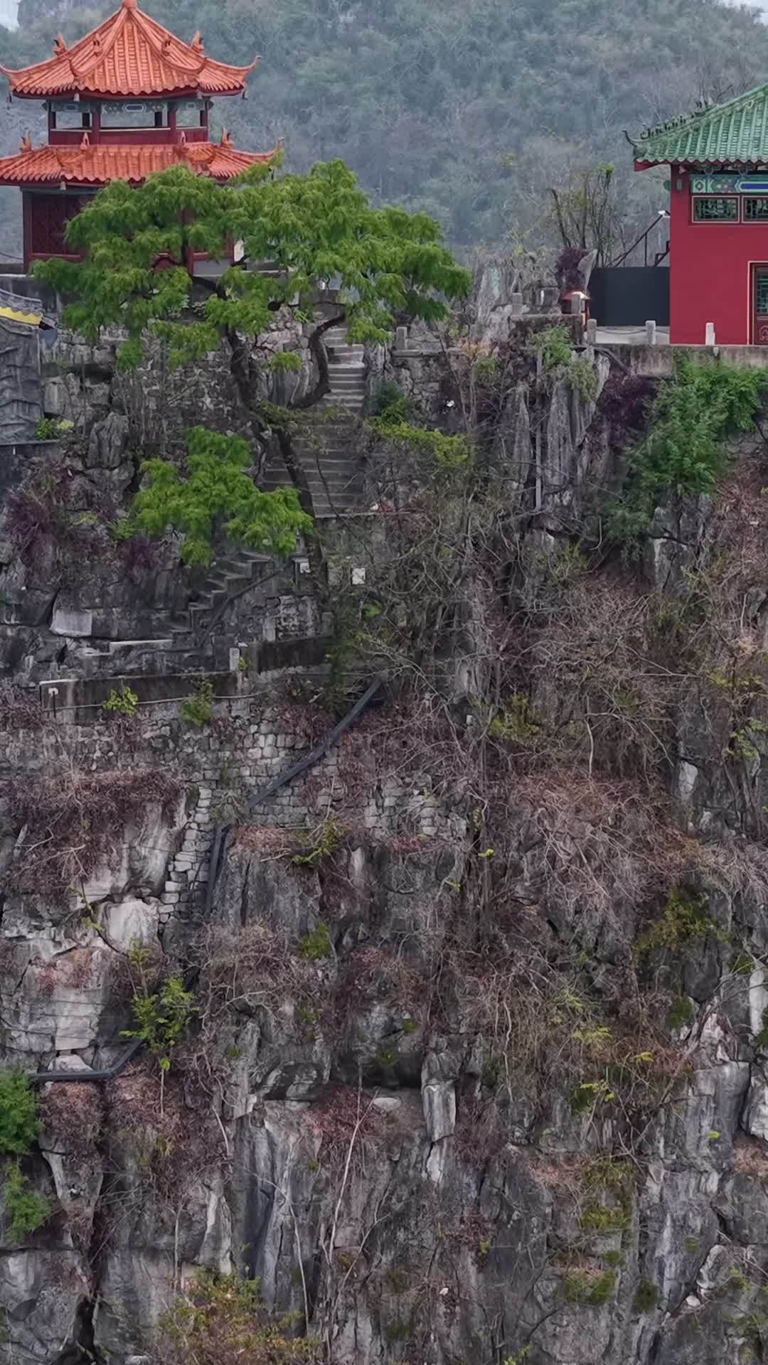 竖版航拍桂林独秀峰王城景区 (13)