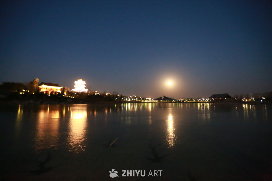 月夜湖畔