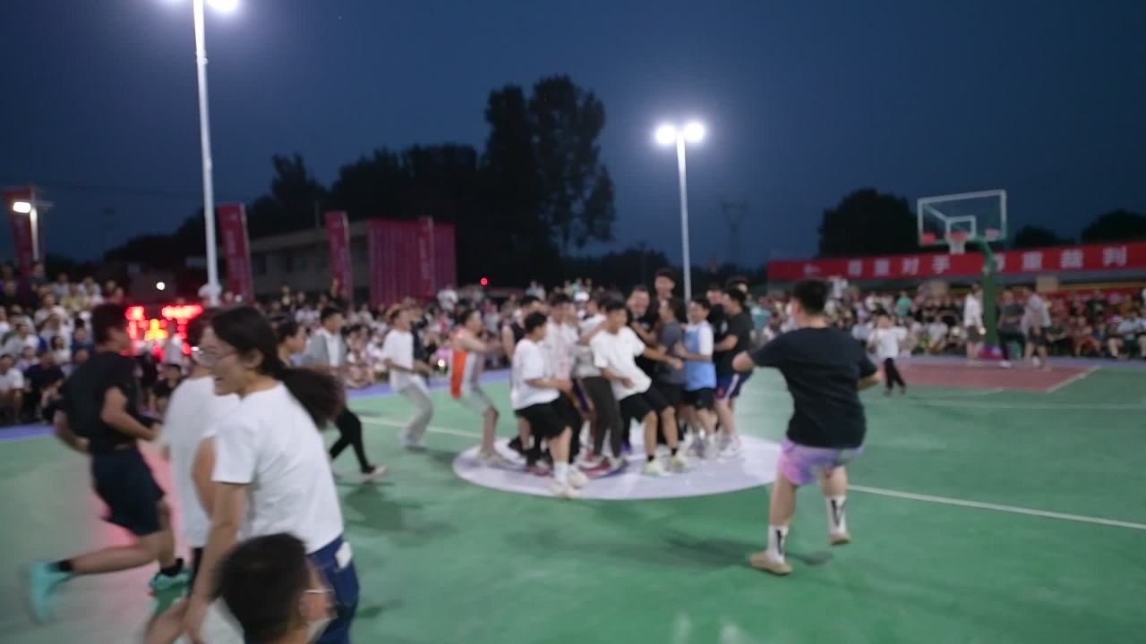 夜幕下的篮球狂欢