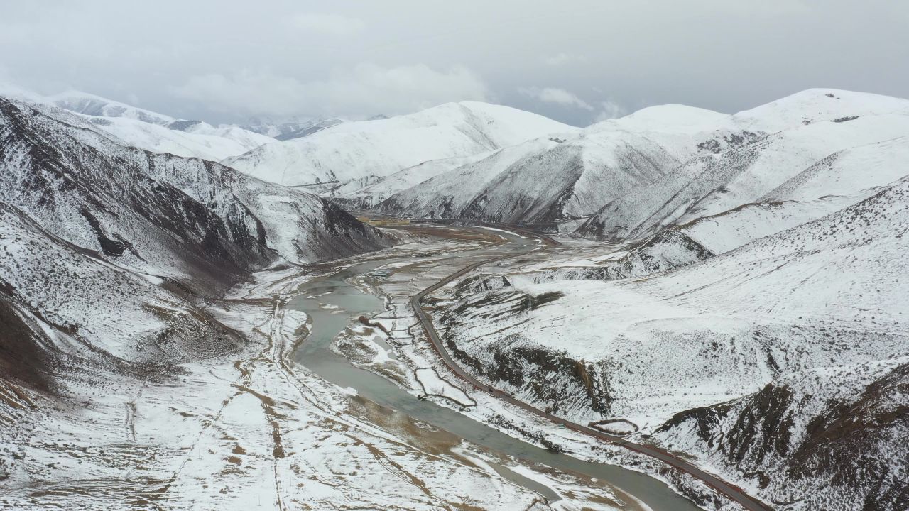 航拍冬天川藏线雪景