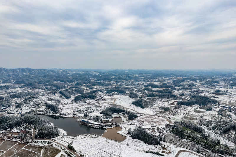 田园乡村冬天雪景航拍图 