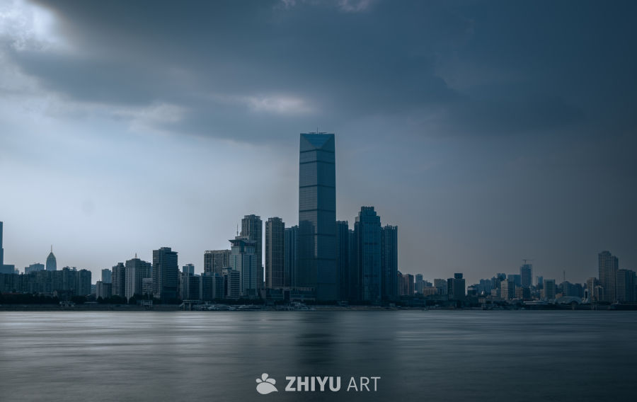 阴云下的城市剪影