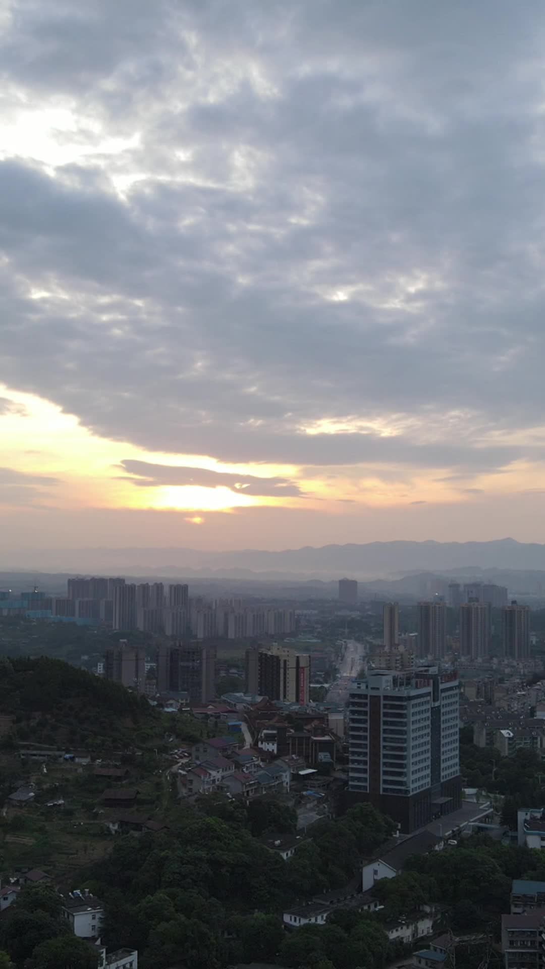 晨曦中的城市剪影