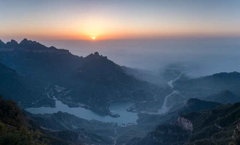关山日出