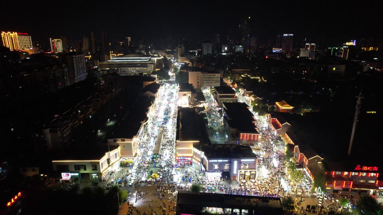 江苏连云港夜景步行街人流航拍