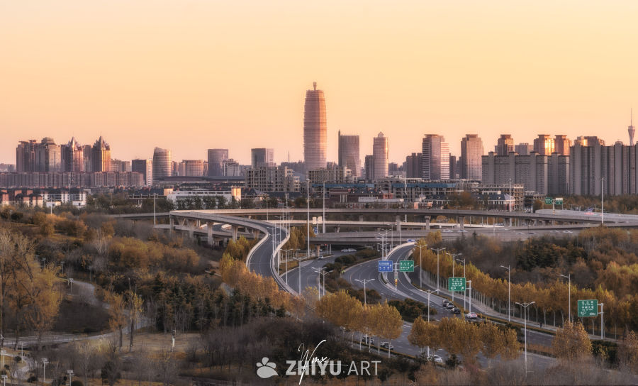 都市黄昏：公路与高楼的交响