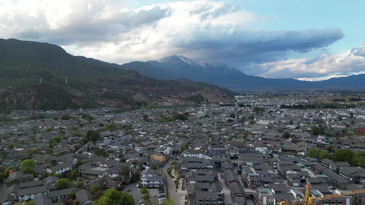 航拍云南丽江束河古镇4A景区