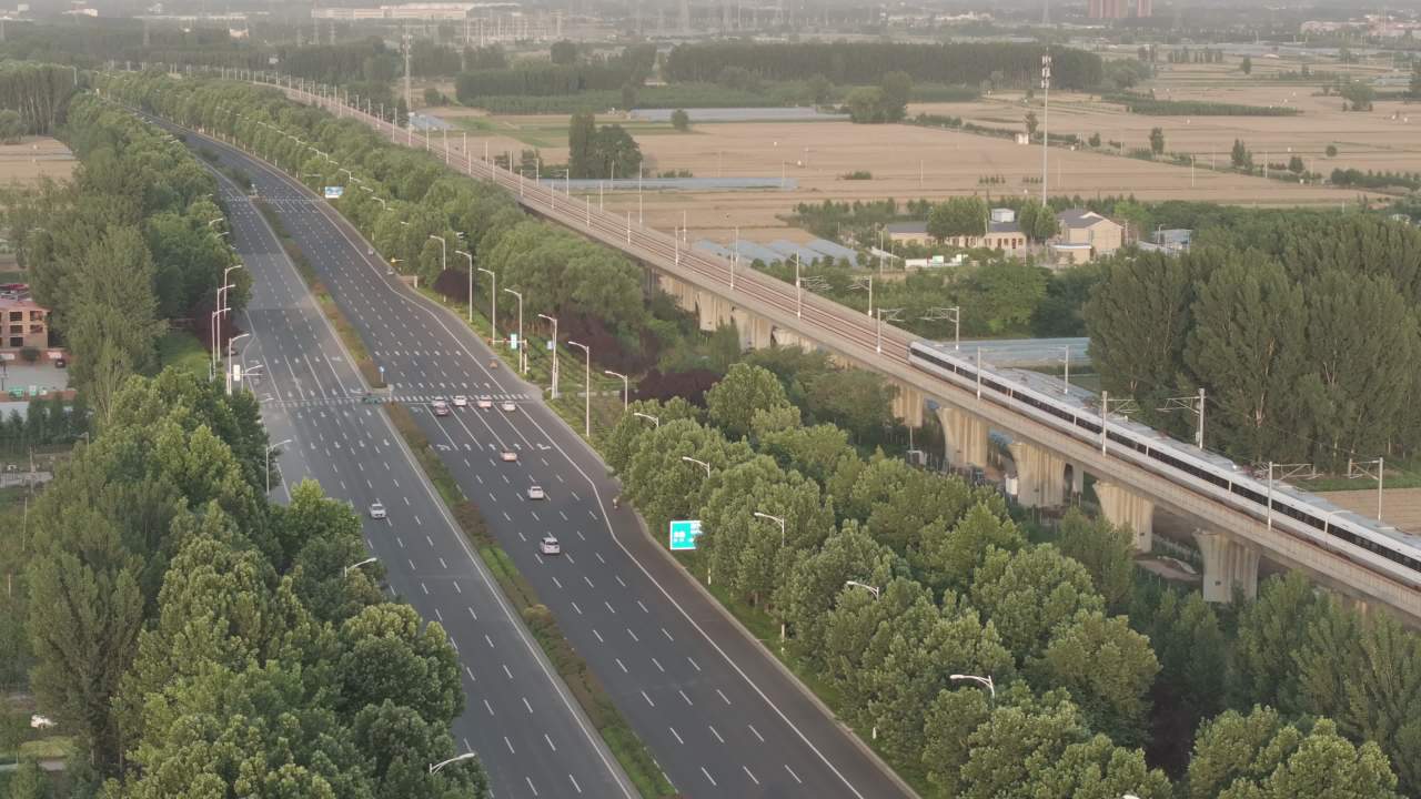 高速公路上的火车与乡村景色