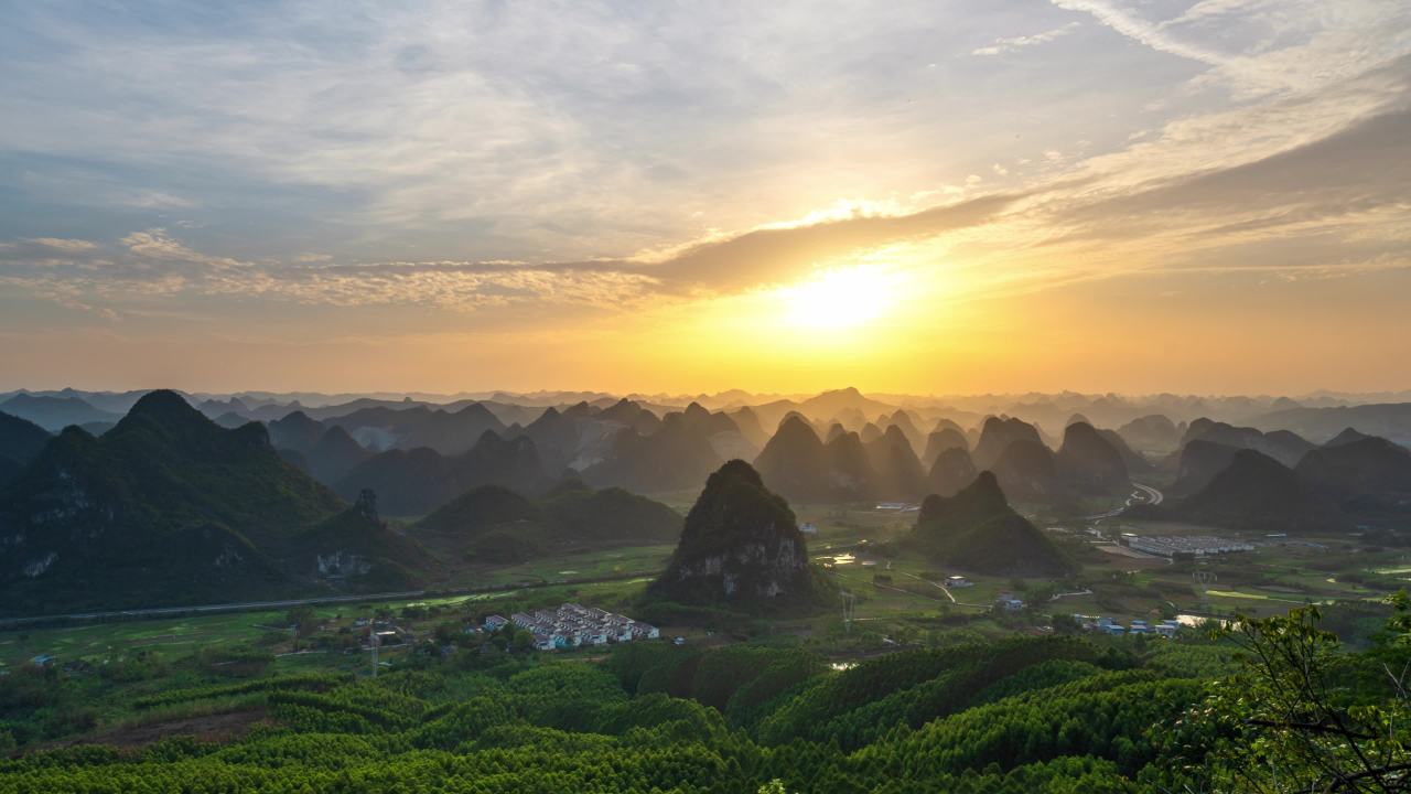 广西柳州千里江山喀斯特地貌日落全景