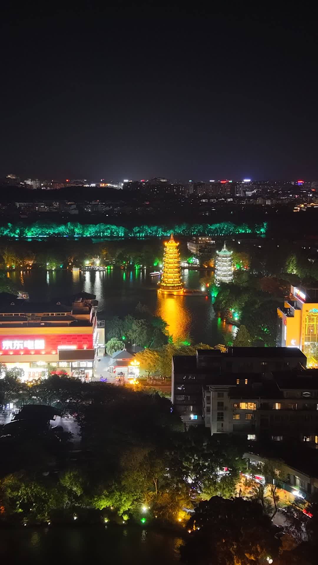 竖版航拍桂林两江四湖夜景日月双塔 (11)