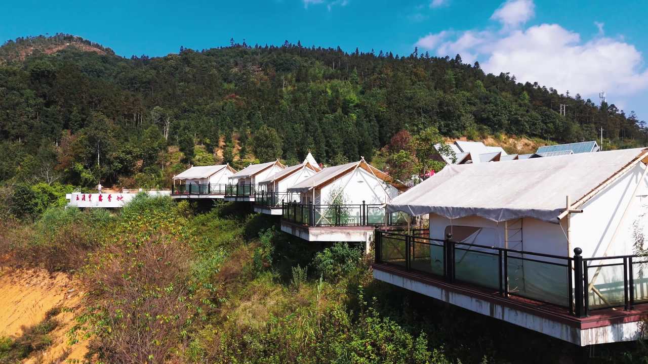 山间帐篷露营地