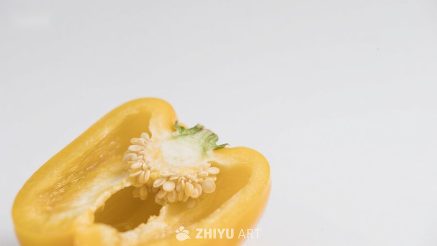切开的黄色甜椒特写