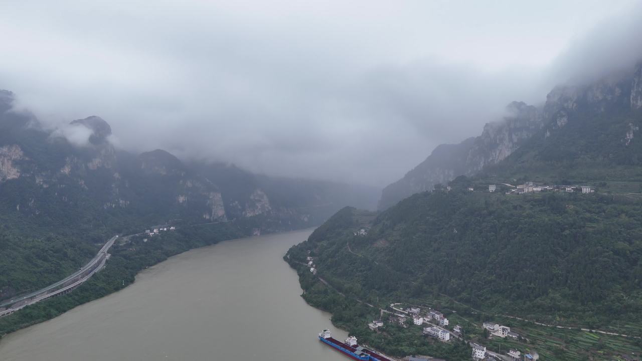 云雾缭绕的山谷河流