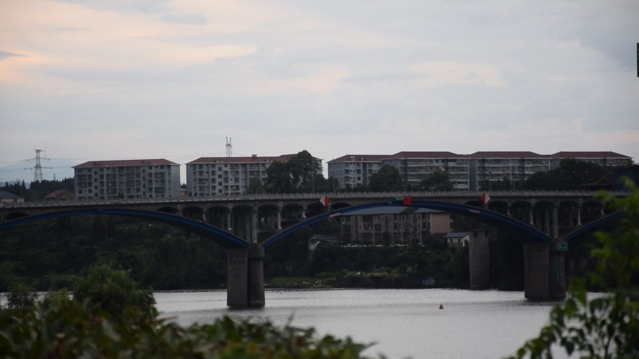 安江的大桥上的人流车流