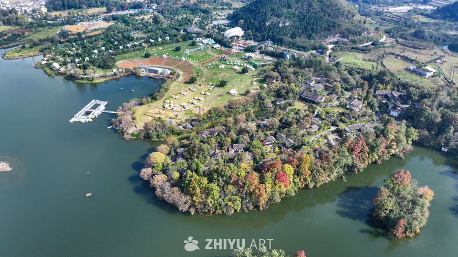 航拍水边枫叶美景  初冬枫叶似火 34